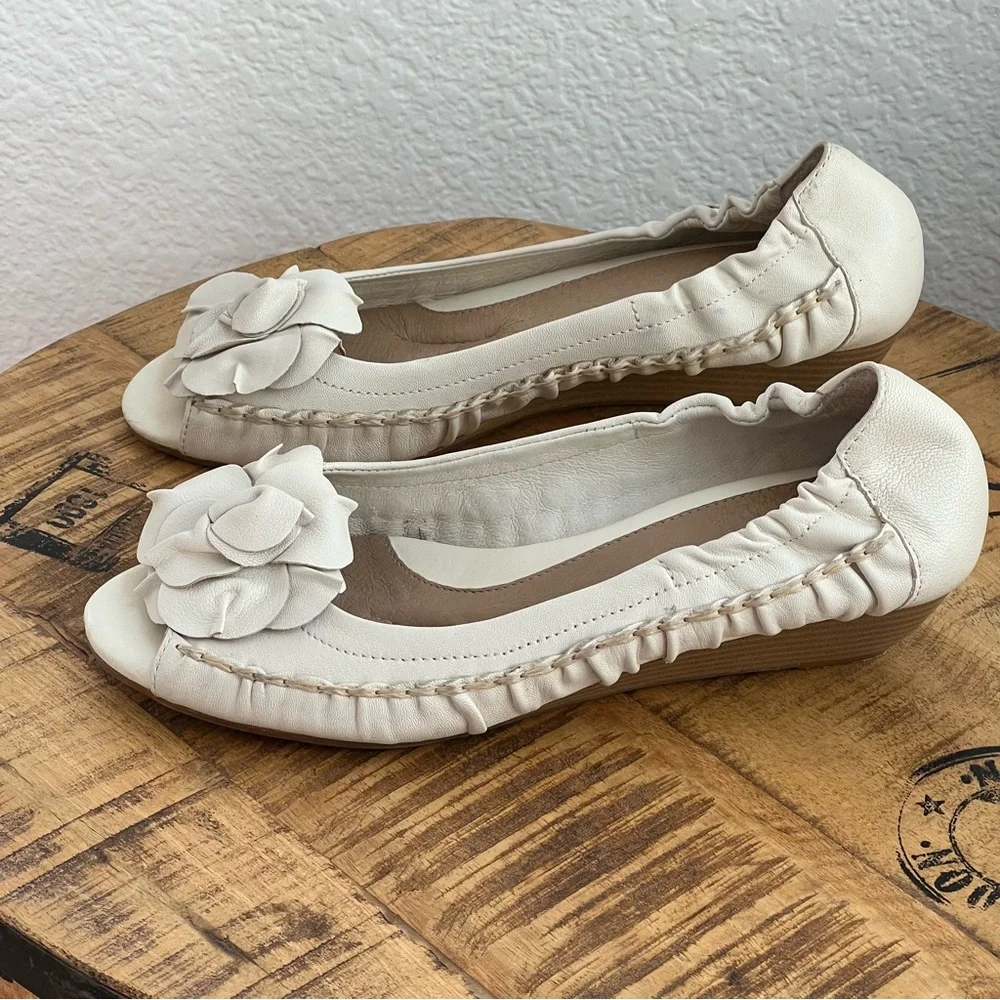 Nurture by Lamaze Ivory Leather Peep Toe Floral Rosette Comfort Shoe 9M
